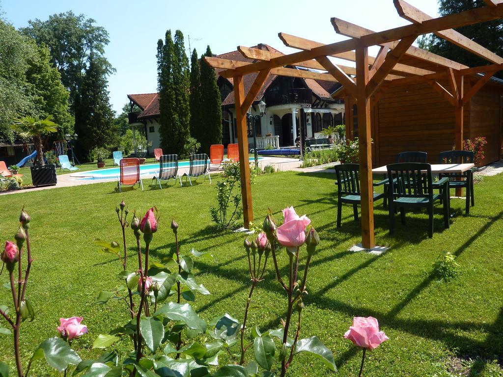 Zsanett Hotel Balatonkeresztúr Dış mekan fotoğraf