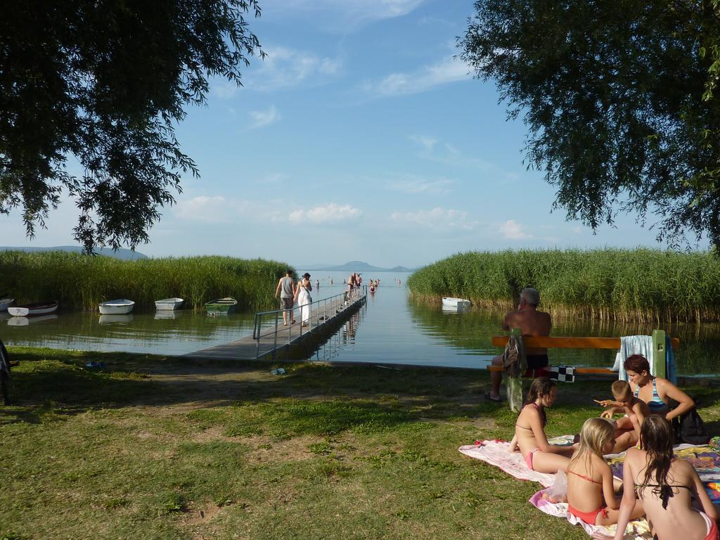 Zsanett Hotel Balatonkeresztúr Dış mekan fotoğraf