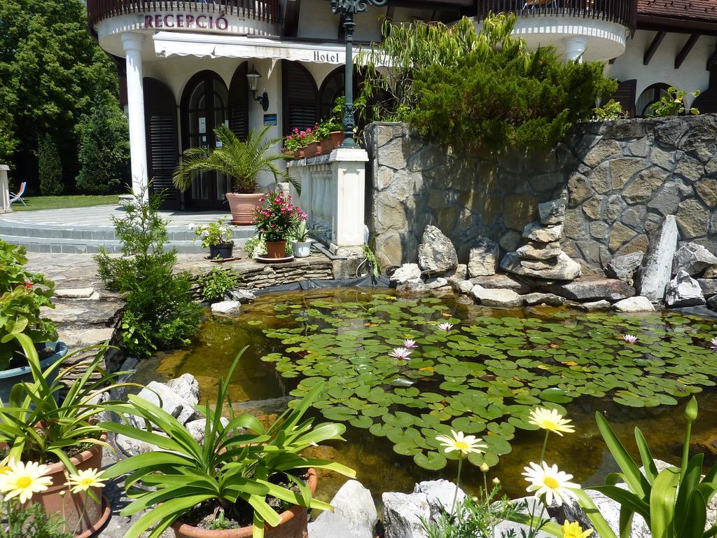 Zsanett Hotel Balatonkeresztúr Dış mekan fotoğraf